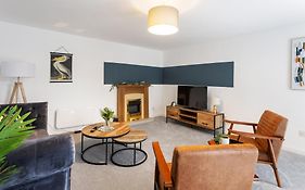Stylish 3Bed House Near Airport